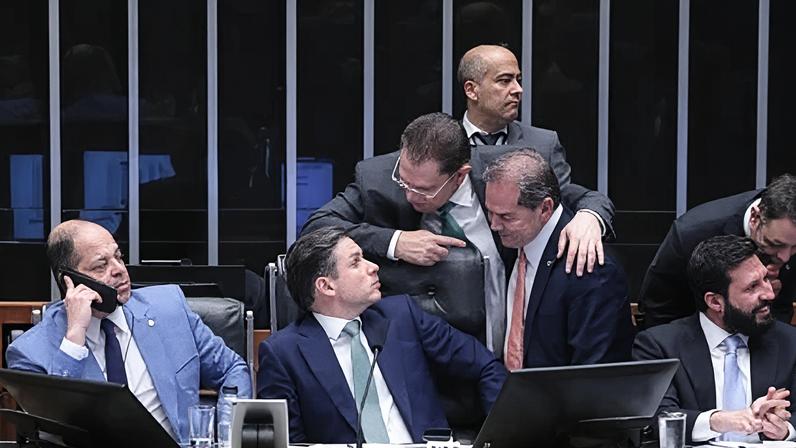 Como votou cada deputado no projeto que reduz a pena de Bolsonaro