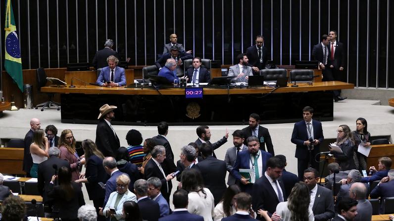 Câmara aprova exclusão de verbas da Saúde e Educação no Arcabouço Fiscal