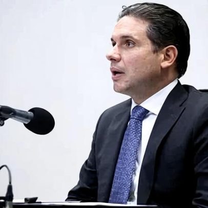 Hugo Motta fica sem opções após ordem de Moraes para cassar Carla Zambelli