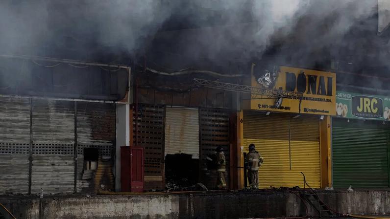 Um incêndio devastador atingiu o Ceasa Rio, destruindo 28 lojas e causando prejuízos incalculáveis - Foto: Tânia Rêgo/Agência Brasil