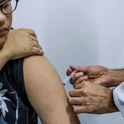 Jovens de 15 a 19 anos podem vacinar contra HPV até junho de 2026