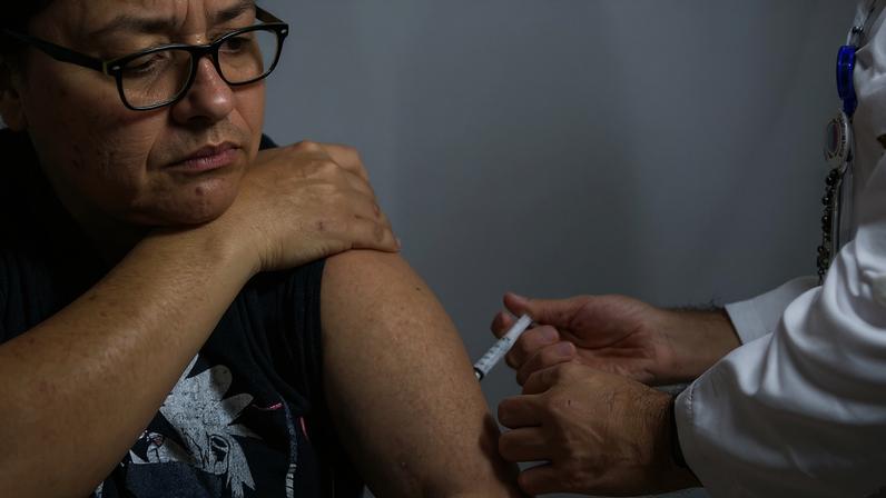 São Paulo (SP), 04/04/2024 - Primeiro dia de vacinação contra dengue em crianças de 10 a 14 anos na Unidade Básica de Saúde - UBS Vila Jaguara, na região oeste.
