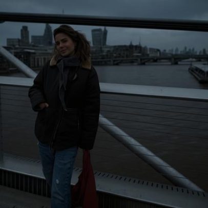 Carolina Dieckmann abre álbum de Natal em Londres com os filhos