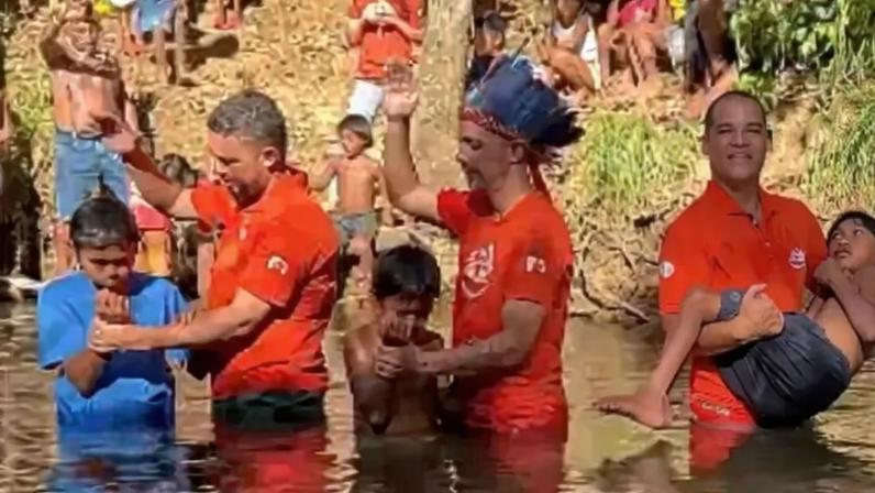 O registro compartilhado pelo pastor Jeconias Neto Lopes nas redes sociais mostra adolescentes indígenas sendo batizados, entre eles um menino com deficiência, momento que emocionou os presentes - Foto: Reprodução/Instagram/Jeconias Neto Lopes