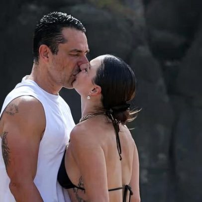 Isis Valverde e Marcus Buaiz se beijam em praia de Noronha