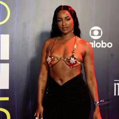 IZA usa sutiã metalizado no Prêmio Multishow 2025