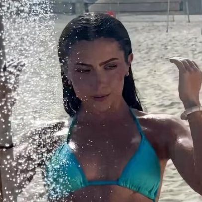 Jade Picon grava vídeo na praia com ducha e escada de areia