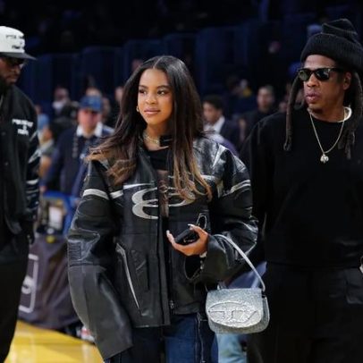Blue Ivy usa tênis wedge de Beyoncé em jogo do Lakers com Jay-Z