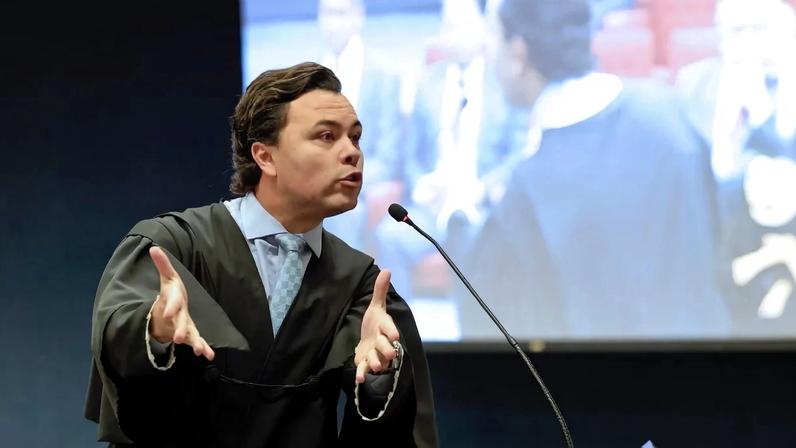 Após discussão, Dino manda Polícia Judicial retirar advogado de Filipe Martins da tribuna do STF