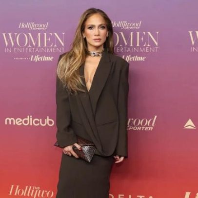 Jennifer Lopez usa terno poderoso na Gala Women in Entertainment 2025
