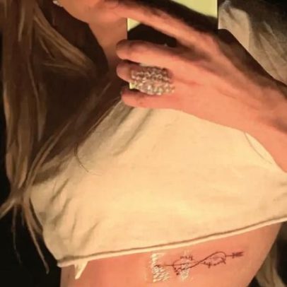Jennifer Lopez apaga tatuagem de flecha infinita em homenagem a Ben Affleck