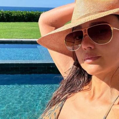 Jessica Alba usa biquínis em férias com os filhos