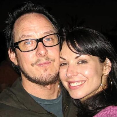 Esposa do baixista do Weezer pede divórcio após prisão por tentativa de homicídio