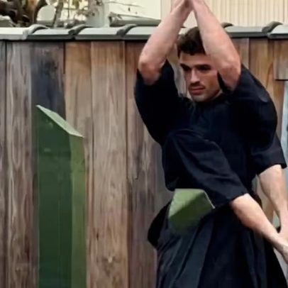 João Guilherme vira samurai por um dia e se aventura com espada no Japão