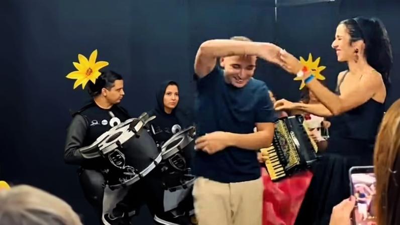 João Gomes tirou Marisa Monte para dançar nos bastidores do show de Dominguinho, no Rio de Janeiro — Foto: Reprodução/Instagram