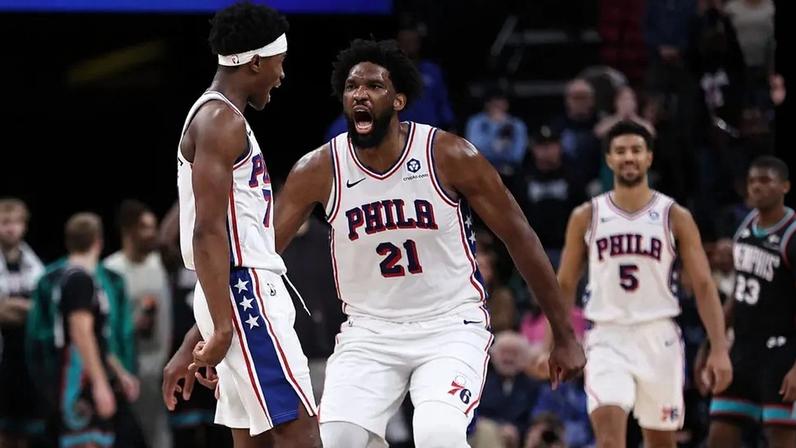 Joel Embiid em jogo entre Philadelphia 76ers e Memphis Grizzlies na NBA (Foto: Justin Ford/Getty Images/AFP)