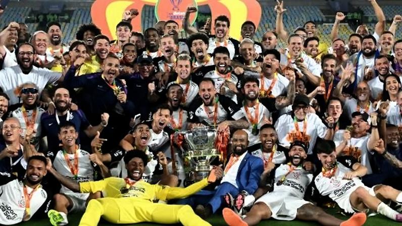 Jogadores do Corinthians celebram após título da Copa do Brasil