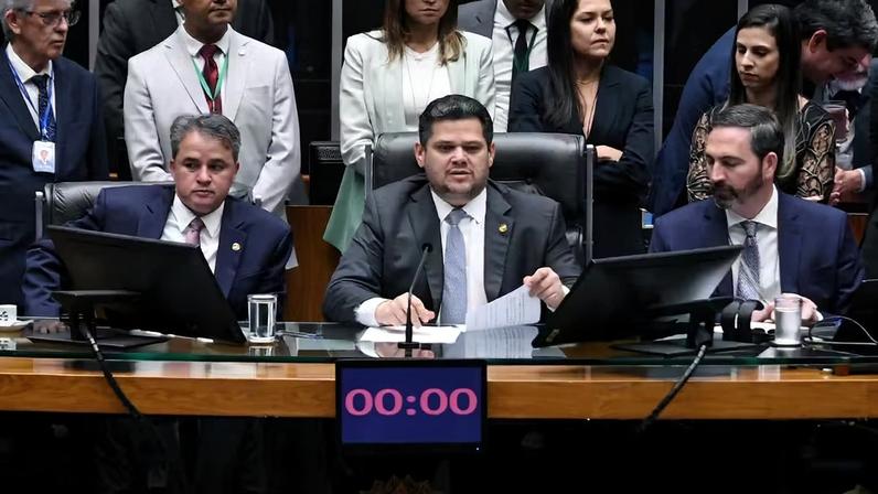 O presidente do Senado, Davi Alcolumbre (União-AP), conduzindo a sessão do Congresso que aprovou o orçamento para 2026. — Foto: Jonas Pereira/Agência Senado