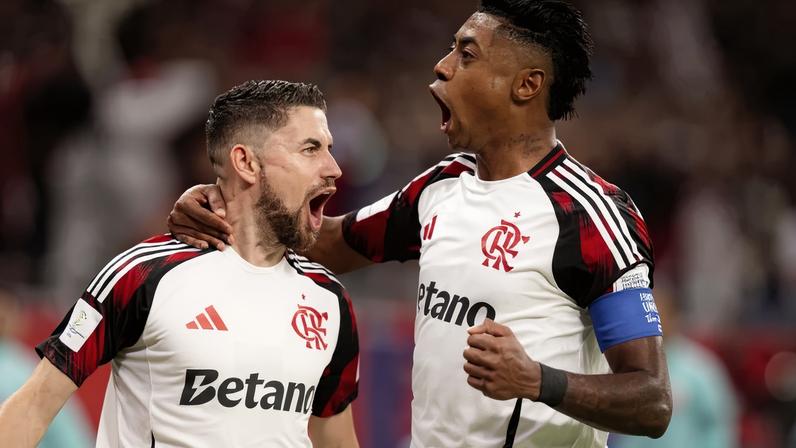 Jorginho e Bruno Henrique comemoram o gol do Fla no tempo normal • Foto:Adriano Fontes/Flamengo