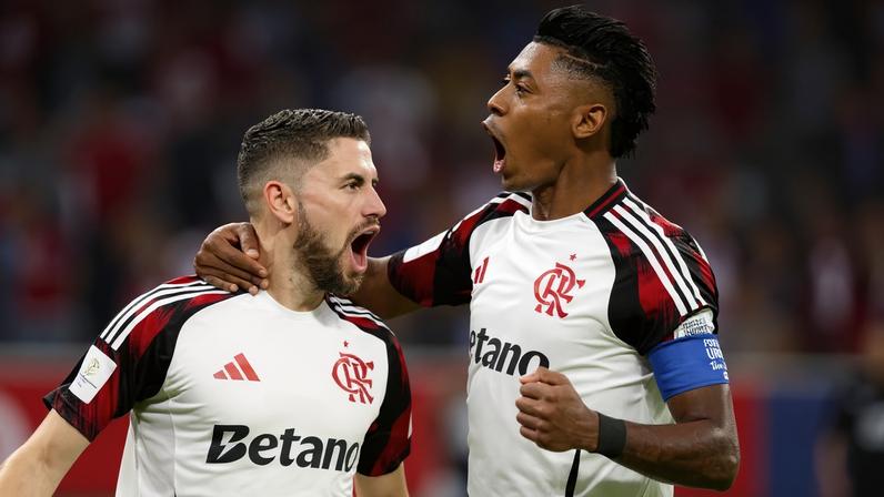 Jorginho e Bruno Henrique comemoram o gol do Fla no tempo normal • Foto:Adriano Fontes/Flamengo