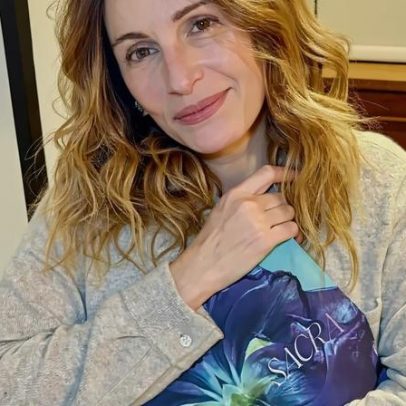 Julia Roberts parece 20 anos mais jovem em selfie sem maquiagem no Instagram