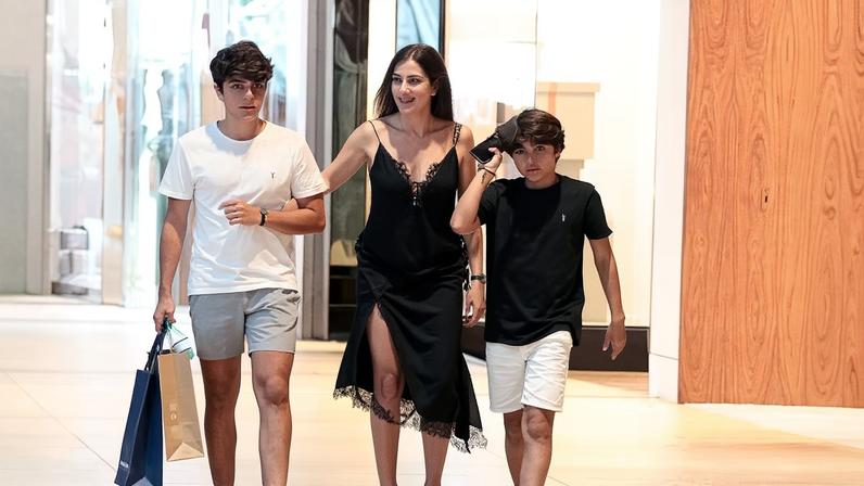 Juliana Paes passeia com os filhos no Village Mall, no Rio de Janeiro — Foto: EDSON DOUGLAS/ Agnews