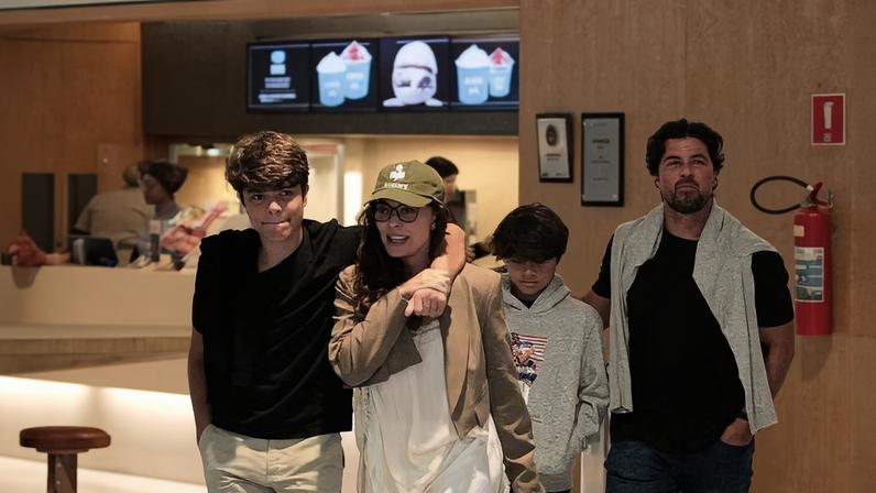 Juliana Paes com os filhos, Pedro e Antônio, e o marido Carlos Eduardo Baptista — Foto: Edson Douglas/ AgNews