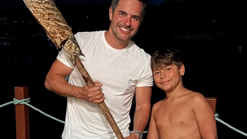 Kaká Diniz flagra Henry usando perfume escondido