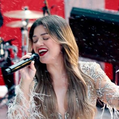 Kelly Clarkson inicia NFL Christmas com Underneath the Tree