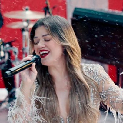 Kelly Clarkson canta 'Underneath the Tree' em jogos de Natal da NFL
