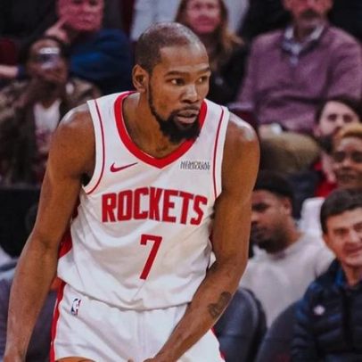 Kevin Durant celebra marca expressiva na carreira da NBA