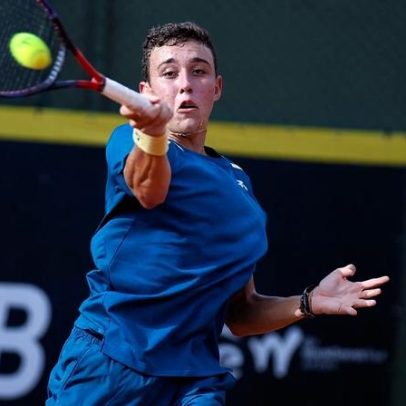 Kohlmann se recupera de susto inicial e avança à semifinal