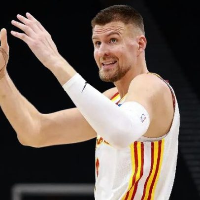 Kristaps Porzingis vira desafio para o Hawks