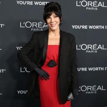 Kris Jenner recria vestido vermelho de Valentino de 1985 e parece jovem