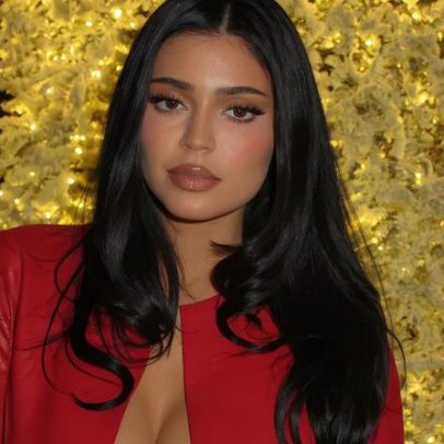 Kylie Jenner exibe jaqueta de couro vermelha cropped em look fashion