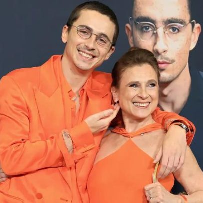 Timothée Chalamet e sua mãe vão à estreia de Marty Supreme em NYC com look laranja