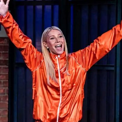Gwyneth Paltrow usa conjunto track laranja Lacoste Marty Supreme no Late Night