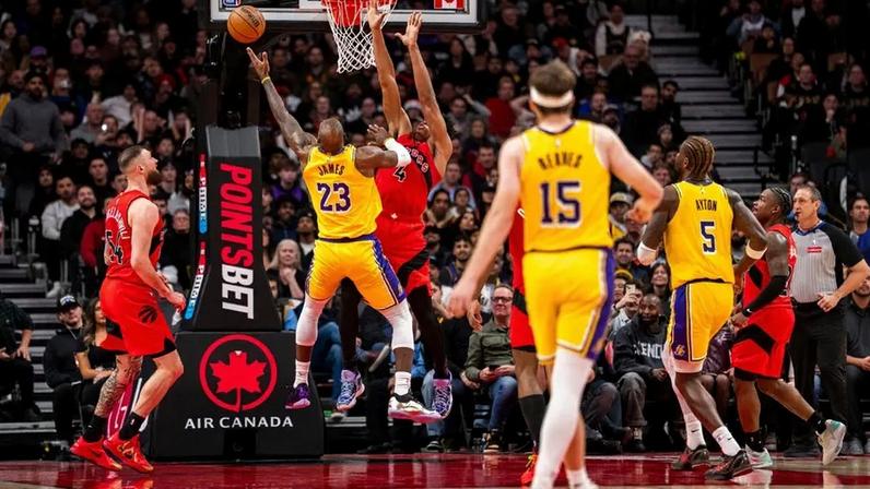 LeBron James, do Los Angeles Lakers, em ação contra o Toronto Raptors na NBA (Foto: Andrew Lahodynskyj/Getty Images/AFP)