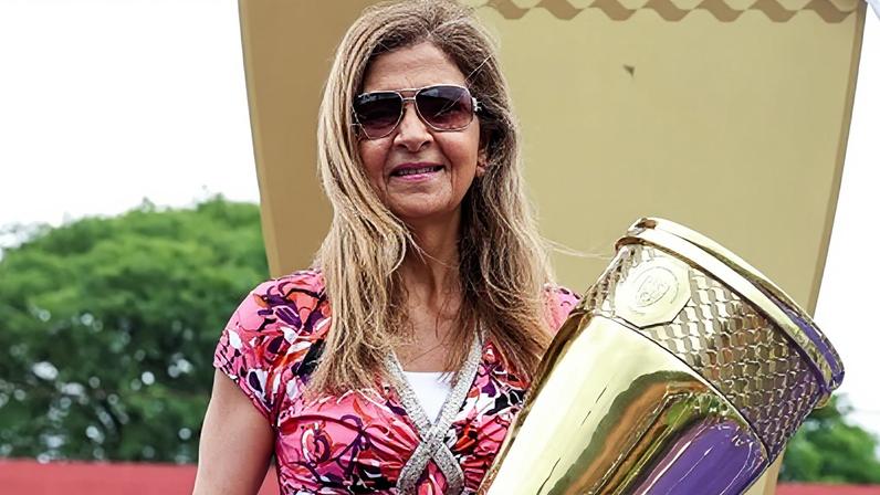 Leila Pereira, presidente do Palmeiras, com a taça do Paulistão Feminino