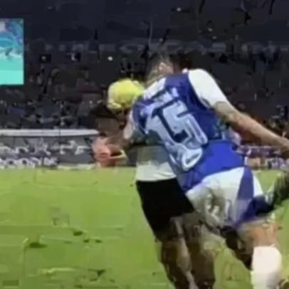 Jardim reclama de mão de Memphis em gol do Corinthians