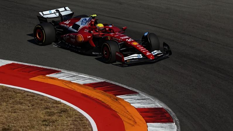 Lewis Hamilton e Charles Leclerc, da Ferrari, no GP dos Estados Unidos pela F1 2025 (Foto: Clive Mason/Getty Images/AFP)