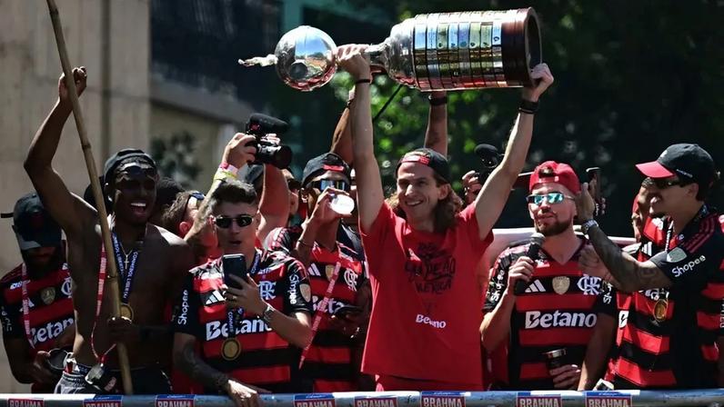 Filipe Luís ergue a taça da Libertadores no trio do Tetra (Foto: Pablo PORCIUNCULA / AFP)