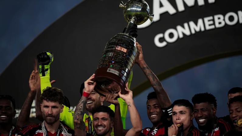 Arrascaeta e jogadores do Flamengo comemoram titulo da Libertadores (Foto: Marco Galvão/Zimel Press/Gazeta Press)