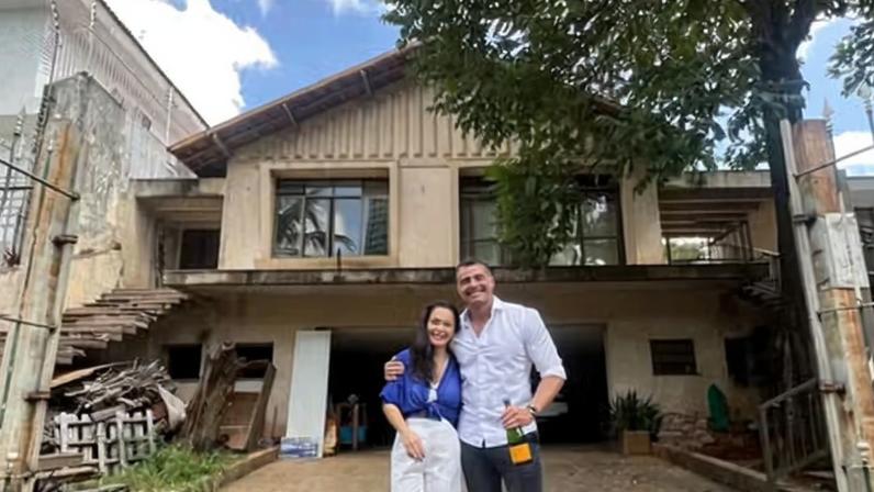 Li Martins e JP Mantovani quando compraram a casa — Foto: Reprodução/Instagram