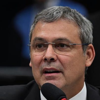 Líder do PT afirma que Bolsonaro escolheu Flávio para evitar derrota política