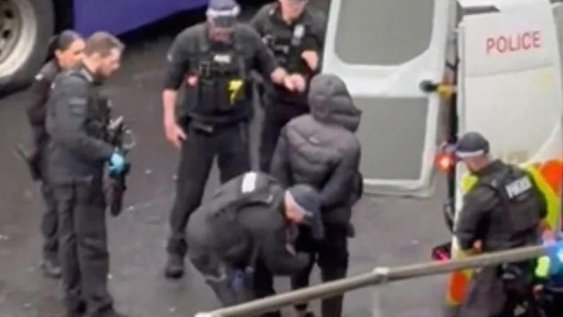 Suspeito foi preso após ataque a gás de pimenta em área externa do Aeroporto de Heathrow, em Londres (Imagem: Reprodução/X)