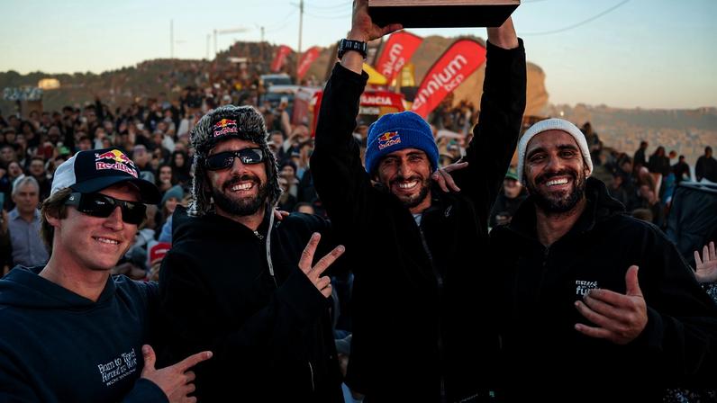 Lucas Chumbo ergue o troféu do Nazaré Big Wave Challenge — Foto: LManel Geada/WSL