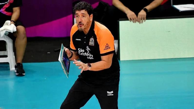 Luizomar à beira da quadra na partida entre Osasco e Conegliano (Foto: Deco Pires/ Fotojump)