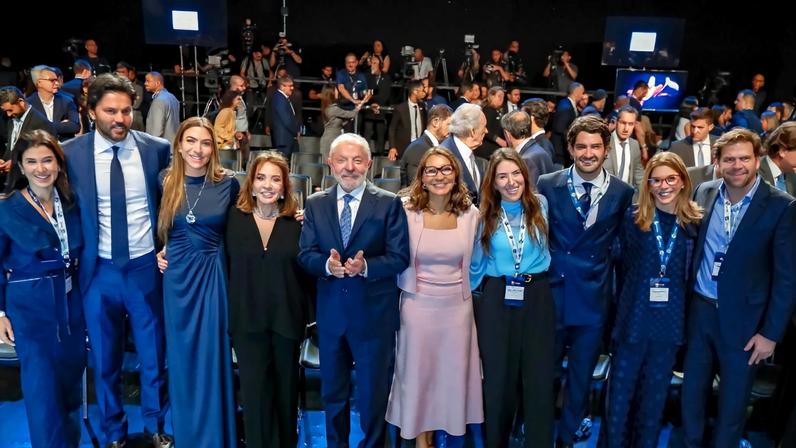 Zezé Di Camargo pede desculpas às filhas de Silvio Santos após críticas ao SBT