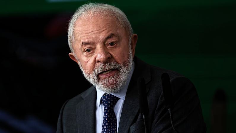 Brasília (DF), 09/12/2025 " O presidente Luiz Inácio Lula da Silva participa da cerimônia de regulamentação, pelo Conselho Nacional de Trânsito (Contran), das novas regras que facilitam o acesso à Carteira Nacional de Habilitação (CNH) do Brasil. (Foto: Marcelo Camargo / Agência Brasil)